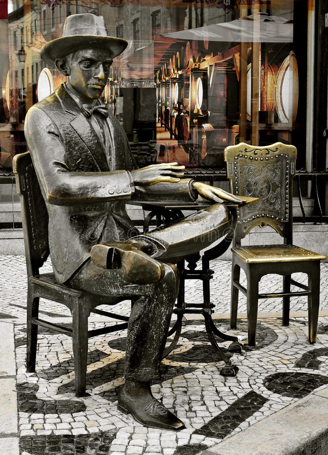 statua-di-fernando-pessoa-fuori-del-caffè-brasileira-lisbona